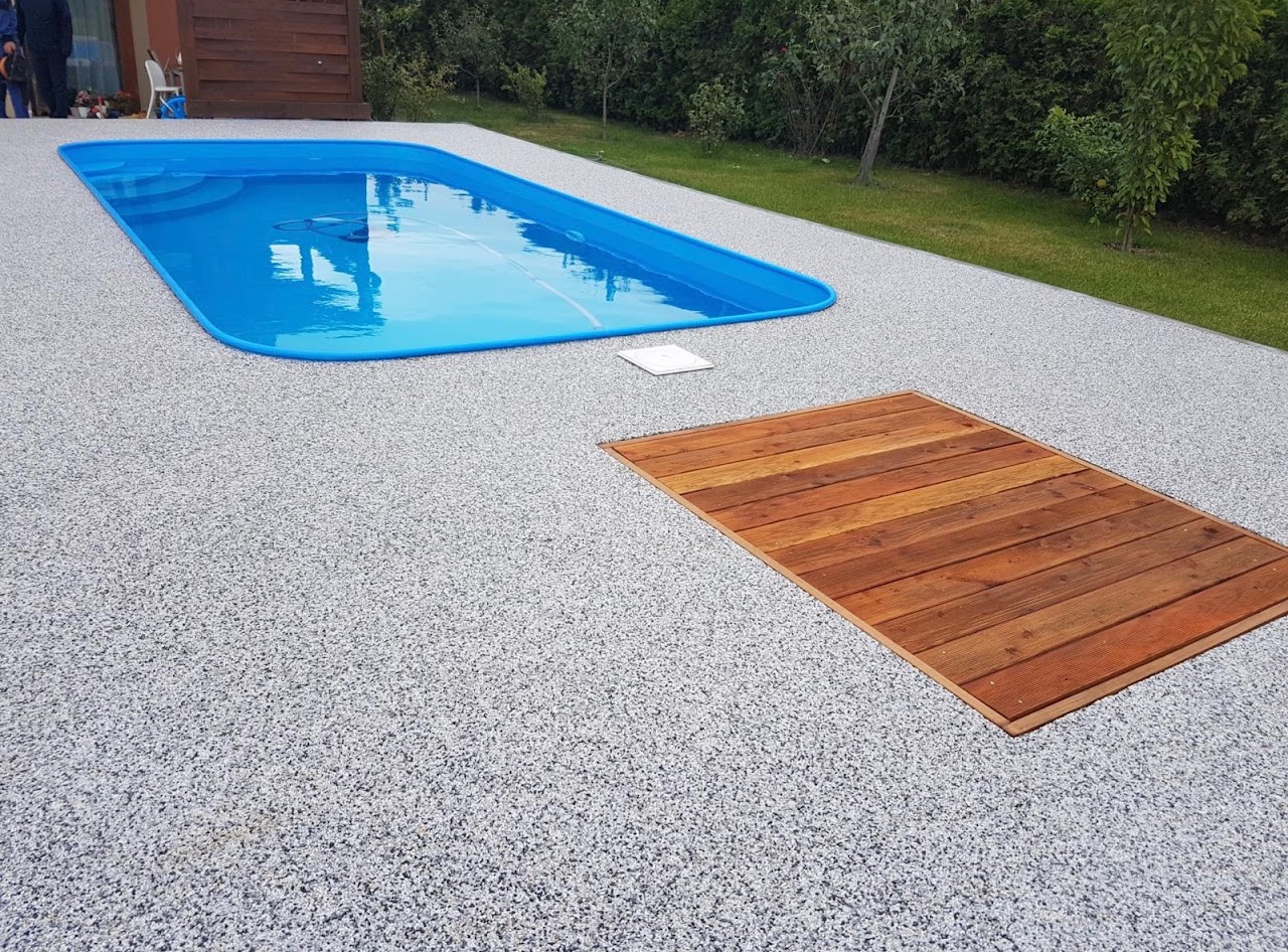 Steinteppich Pool mit Holzdeck